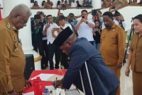 Petrus Yumte saat menandatangani SK pengangkatannya sebagai Penjabat Sekretaris Daerah (Pj Sekda) Mimika. (Foto: Istimewa)