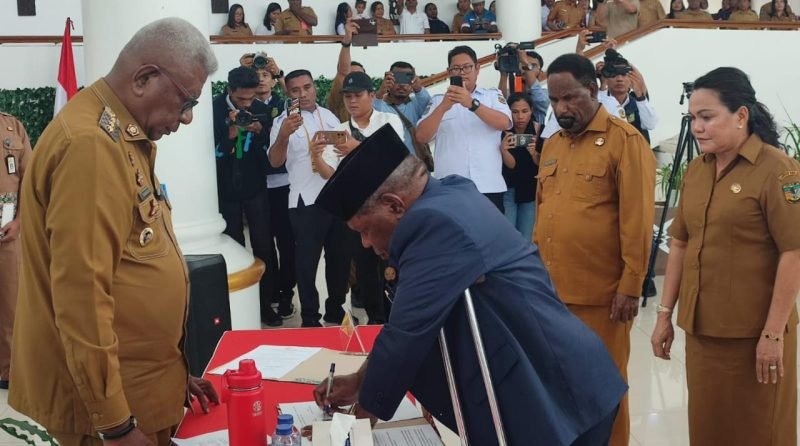 Petrus Yumte saat menandatangani SK pengangkatannya sebagai Penjabat Sekretaris Daerah (Pj Sekda) Mimika. (Foto: Istimewa) 