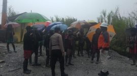 Pihak kepolisian bersama tim dari PTFI saat berkoordinasi dengan warga setempat pasca longsor. (Foto: Istimewa)