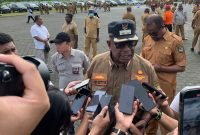 Pelaksana Tugas (Plt) Bupati Mimika, Johannes Rettob. (Foto: Galeri Papua/Moh. Wahyu Welerubun)