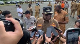 Pelaksana Tugas (Plt) Bupati Mimika, Johannes Rettob. (Foto: Galeri Papua/Moh. Wahyu Welerubun)