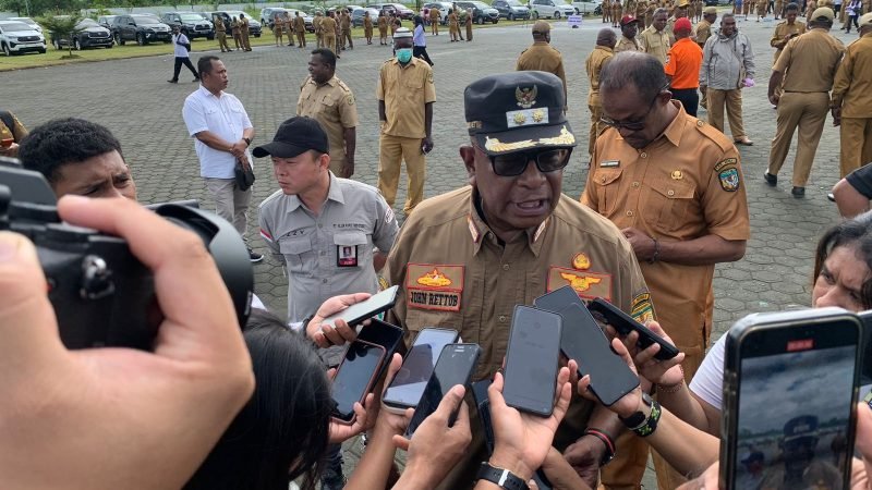 Pelaksana Tugas (Plt) Bupati Mimika, Johannes Rettob. (Foto: Galeri Papua/Moh. Wahyu Welerubun)