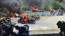 Api melahap sejumlah kendaraan yang berada di depan RSUD Mulia, Kabupaten Puncak Jaya, Papua Tengah, Rabu (17/7/2024). (Foto: Istimewa)