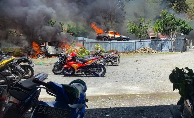 Api melahap sejumlah kendaraan yang berada di depan RSUD Mulia, Kabupaten Puncak Jaya, Papua Tengah, Rabu (17/7/2024). (Foto: Istimewa)