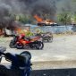 Api melahap sejumlah kendaraan yang berada di depan RSUD Mulia, Kabupaten Puncak Jaya, Papua Tengah, Rabu (17/7/2024). (Foto: Istimewa)