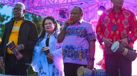 Wakil Menteri Dalam Negeri, John Wempi Wetipo, membawakan sambutan sekaligus membuka kegiatan Timika Inside Festival of Art (TIFA) 2024 di Lapangan Timika Indah, Jalan Belisbis, Timika, Papua Tengah, Kamis (18/7/2024). (Foto: Istimewa/Dokumentasi TIFA 2024)