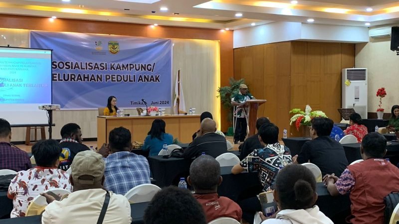 Pj Sekda Mimika, Petrus Yumte (berdiri di mimbar) menyampaikan sambutan kepada peserta sosialisasi. (Foto: Galeri Papua/Moh. Wahyu Welerubun)