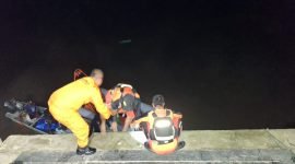 Tim SAR gabungan bersama para korban saat tiba di dermaga Pos Pencarian dan Pertolongan Asmat. (Foto: Istimewa/Humas SAR Timika) 