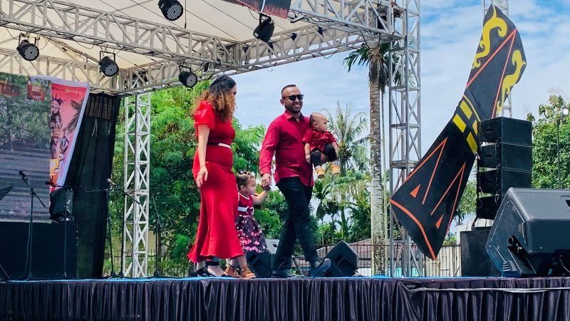 Peserta Family Fashion Show saat tampil di panggung TIFA 2024. (Foto: Galeri Papua/Moh. Wahyu Welerubun)