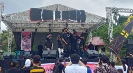Terlihat personel Prison Gold Amungsa saat menampilkan rap performance dan salah satu personel memakai borgol di tangan. (Foto: Galeri Papua/Jefri Manehat)