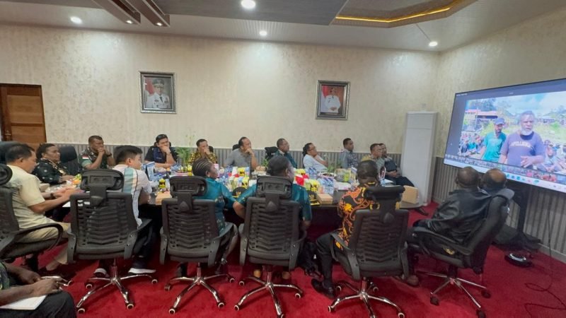 Pj Gubernur Papua Tengah, Ribka Haluk, rapat terbatas bersama Forkopimda dan Anggota MRP. (Foto: Istimewa)