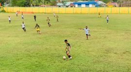 Momen pertandingan uji coba antara Tim Sepak Bola PPLPD Mimika melawan SSB Konica. (Foto: Galeri Papua/Moh. Wahyu Welerubun)