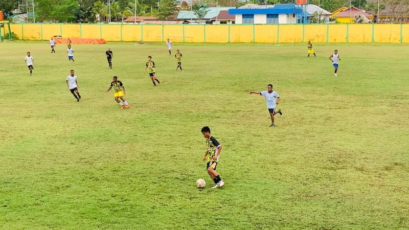 Momen pertandingan uji coba antara Tim Sepak Bola PPLPD Mimika melawan SSB Konica. (Foto: Galeri Papua/Moh. Wahyu Welerubun)