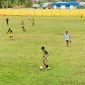 Momen pertandingan uji coba antara Tim Sepak Bola PPLPD Mimika melawan SSB Konica. (Foto: Galeri Papua/Moh. Wahyu Welerubun)