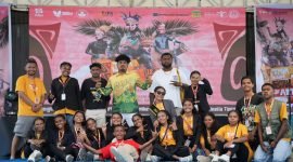 Panitia Timika Inside Festival of Art 2024 bersama artis bintang tamu Epo D'Fenomeno, Omcon SB, dan Nanji Yoseph. (Foto: Istimewa/Dokumentasi TIFA 2024)