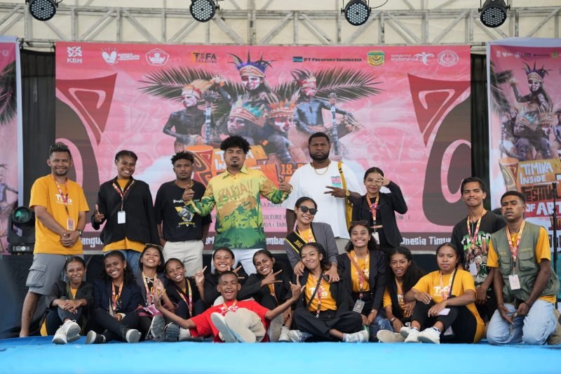 Panitia Timika Inside Festival of Art 2024 bersama artis bintang tamu Epo D'Fenomeno, Omcon SB, dan Nanji Yoseph. (Foto: Istimewa/Dokumentasi TIFA 2024)