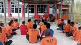 PKBM Kasih Yulius saat memberikan sosialiasi kepada warga binaan Lapas Timika. ( Foto: Istimewa/Humas Lapas Timika)