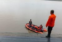 Tim SAR gabungan Pos Asmat saat diberi arahan sebelum melakukan pencarian terhadap penjaring ikan yang tenggelam di Perairan Uwus Asmat. (Foto: Istimewa/Humas SAR Timika)