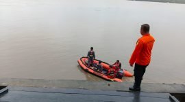 Tim SAR gabungan Pos Asmat saat diberi arahan sebelum melakukan pencarian terhadap penjaring ikan yang tenggelam di Perairan Uwus Asmat. (Foto: Istimewa/Humas SAR Timika)