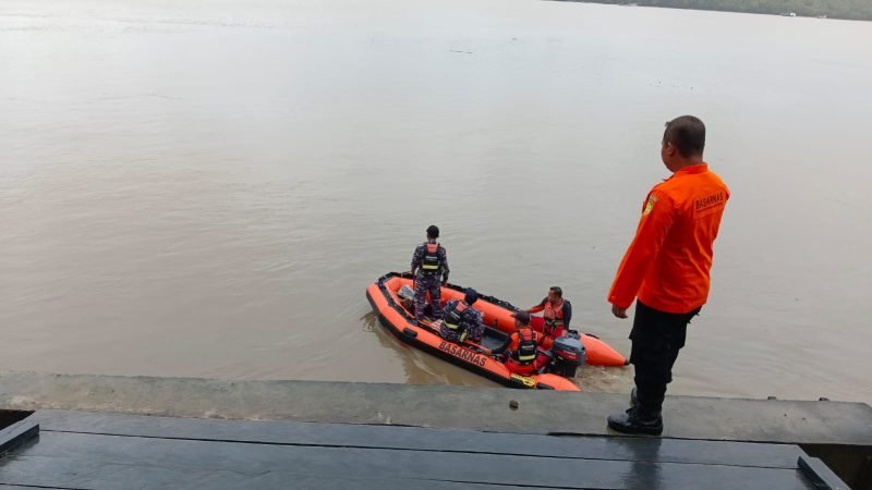 Tim SAR gabungan Pos Asmat saat diberi arahan sebelum melakukan pencarian terhadap penjaring ikan yang tenggelam di Perairan Uwus Asmat. (Foto: Istimewa/Humas SAR Timika)
