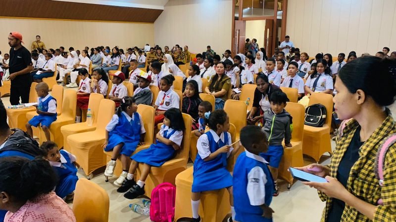 Perwakilan anak-anak TK, SD, SMP dan SMA saat mengikuti kegiatan di Hotel Cartenz, Jalan Budi Utomo, Timika, Papua Tengah. (Foto: Galeri Papua/Moh. Wahyu Welerubun)