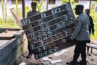 Personel Polsek Mimika Baru mengamankan barang bukti di salah satu titik tempat permainan judi king di Timika, Papua Tengah. (Foto: Istimewa/Humas Polsek Mimika Baru)