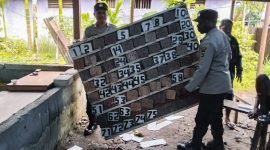 Personel Polsek Mimika Baru mengamankan barang bukti di salah satu titik tempat permainan judi king di Timika, Papua Tengah. (Foto: Istimewa/Humas Polsek Mimika Baru)