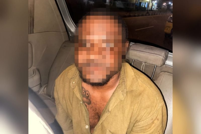 YJ, pelaku pencuri motor Honda Scoopy milik Irianti, saat ditangkap polisi Jalan Hasanudin, Timika, Papua Tengah, Selasa (23/7/2024). (Foto: Istimewa/Humas Polsek Mimika Baru)