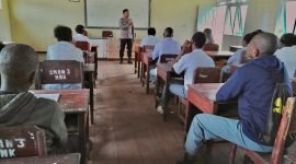 Siswa-siswi SMA Negeri 3 Kokonao saat mengikuti pembinaan dan penguluhan yang digelar Polsek Mimika Barat. (Foto: Istimewa/Humas Polsek Mimika Barat)