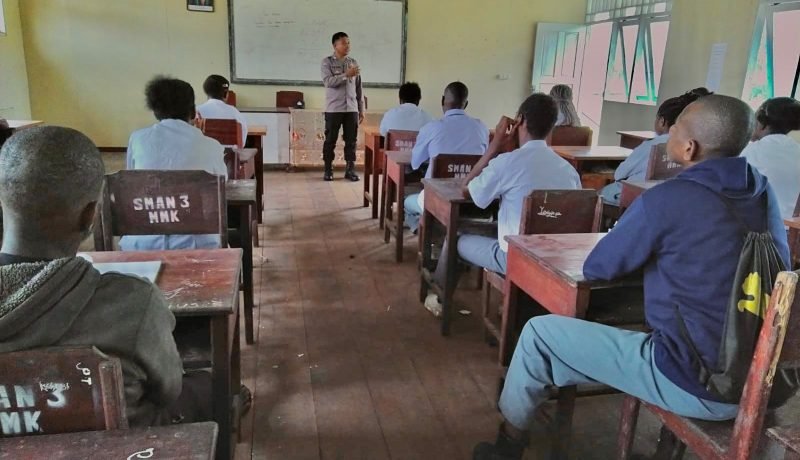 Siswa-siswi SMA Negeri 3 Kokonao saat mengikuti pembinaan dan penguluhan yang digelar Polsek Mimika Barat. (Foto: Istimewa/Humas Polsek Mimika Barat)