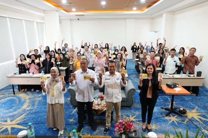 Foto bersama kegiatan sosialisasi masyarakat cerdas dan teliti menggunakan antibiotik (Mace Teti) oleh Loka POM Mimika di Hotel Horison Ultima, Timika, Papua Tengah, Kamis (25/7/2024). (Foto: Istimewa/Loka POM Mimika)