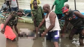 Warga saat mengevakuasi korban untuk dibawa ke keluarga korban. (Foto: Istimewa/Humas SAR Timika)