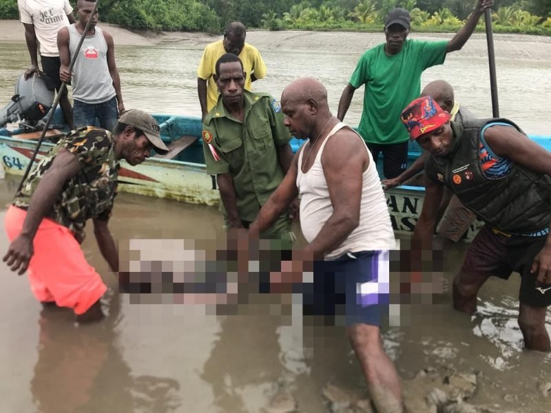 Warga saat mengevakuasi korban untuk dibawa ke keluarga korban. (Foto: Istimewa/Humas SAR Timika)
