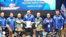 Ketua Umum Partai Demokrat, Agus Harimurti Yudoyono, menyerahkan surat dukungan kepada Alexsander Omaleng dan Yusuf Rombe, Kamis (25/7/2024) di Kantor DPP Partai Demokrat, Jakarta. (Foto: Istimewa) 