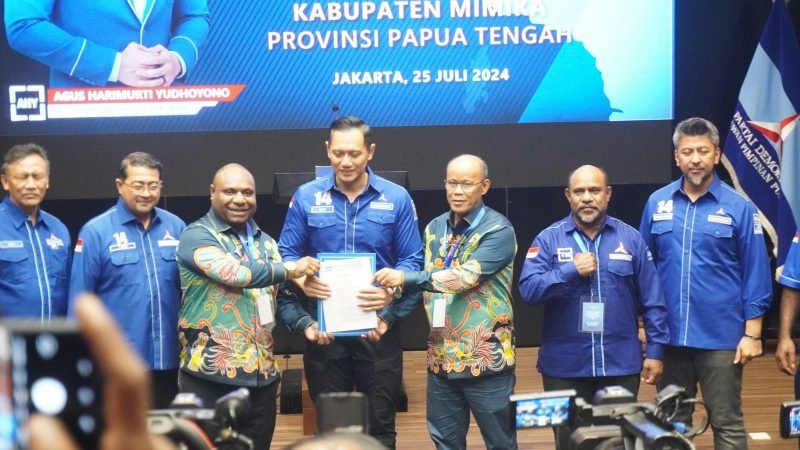 Ketua Umum Partai Demokrat, Agus Harimurti Yudoyono, menyerahkan surat dukungan kepada Alexsander Omaleng dan Yusuf Rombe, Kamis (25/7/2024) di Kantor DPP Partai Demokrat, Jakarta. (Foto: Istimewa) 