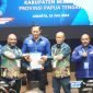 Ketua Umum Partai Demokrat, Agus Harimurti Yudoyono, menyerahkan surat dukungan kepada Alexsander Omaleng dan Yusuf Rombe, Kamis (25/7/2024) di Kantor DPP Partai Demokrat, Jakarta. (Foto: Istimewa) 