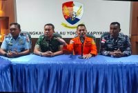 Konferensi pers hasil pencarian hari ke tujuh kapal LCT Cita XX di Lanud Yohanis Kapiyau, Timika, Papua Tengah, Jumat (26/7/2024). (Foto: Galeri Papua/Endy Langobelen)