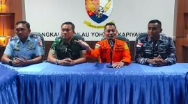 Konferensi pers hasil pencarian hari ke tujuh kapal LCT Cita XX di Lanud Yohanis Kapiyau, Timika, Papua Tengah, Jumat (26/7/2024). (Foto: Galeri Papua/Endy Langobelen)