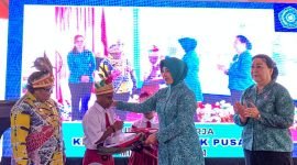 Ketua TP PKK Pusat, Tri Tito Karnavian, memberikan peralatan sekolah kepada anak-anak di Distrik Kwamki Narama, Mimika, Papua Tengah. (foto: Istimewa)