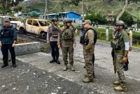 Tim investigasi saat berada di lokasi kerusuhan, Kabupaten Puncak Jaya, Papua Tengah. (Foto: Istimewa/Humas Polda Papua)