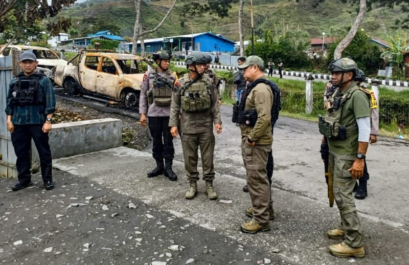 Tim investigasi saat berada di lokasi kerusuhan, Kabupaten Puncak Jaya, Papua Tengah. (Foto: Istimewa/Humas Polda Papua)