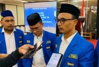 Ketua Bidang Maritim PB PMII, Amir Hamzah Gurium, didampingi Anggota Bidang Penataan Aparatur Organisasi PB PMII, Andika Saputra, serta Ketua Cabang PC PMII Mimika, Abdul Rahman Bugis, dan Bendahara PC PMII Mimika, Ali Topan Keliobas, saat ditemui wartawan di Ballroom Hotel Horison Diana, Jalan Budi Utomo, Timika, Papua Tengah, Senin (29/7/2024). (Foto: Galeri Papua/Moh. Wahyu Welerubun)