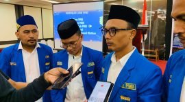 Ketua Bidang Maritim PB PMII, Amir Hamzah Gurium, didampingi Anggota Bidang Penataan Aparatur Organisasi PB PMII, Andika Saputra, serta Ketua Cabang PC PMII Mimika, Abdul Rahman Bugis, dan Bendahara PC PMII Mimika, Ali Topan Keliobas, saat ditemui wartawan di Ballroom Hotel Horison Diana, Jalan Budi Utomo, Timika, Papua Tengah, Senin (29/7/2024). (Foto: Galeri Papua/Moh. Wahyu Welerubun)