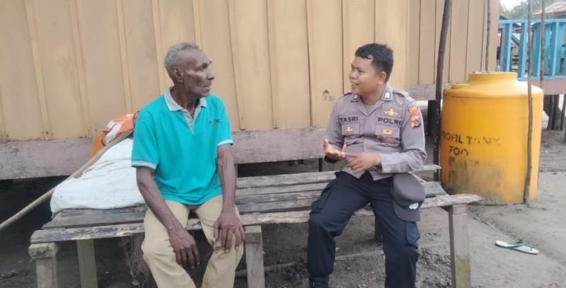 Unit Binmas Polsek Mimika Barat melaksanakan kegiatan sambang tokoh dan patroli dialogis kepada masyarakat di Mimika Barat. (Foto: Istimewa/Humas Polsek Mimika Barat)