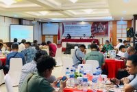 Suasana sosialisasi oleh Bawaslu Mimika di Ballroom Hotel Cenderawasih 66. (Foto: Galeri Papua/Moh. Wahyu Welerubun)