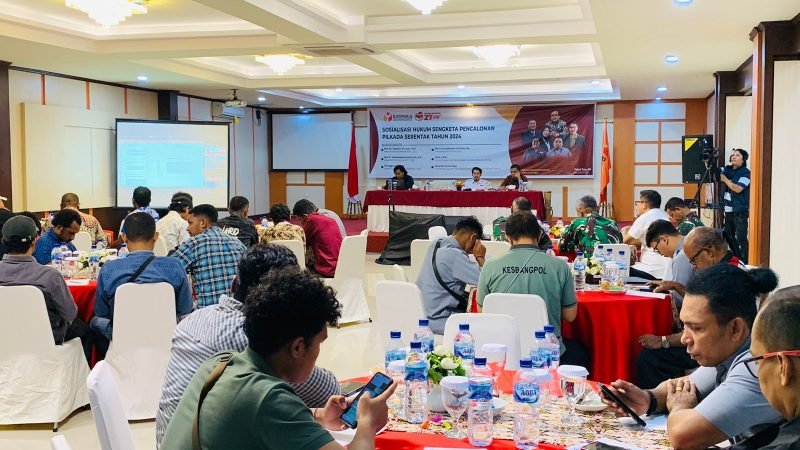 Suasana sosialisasi oleh Bawaslu Mimika di Ballroom Hotel Cenderawasih 66. (Foto: Galeri Papua/Moh. Wahyu Welerubun)