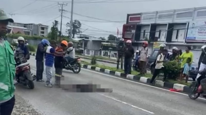 Tangkapan layar video memperlihatkan anggota Polres Mimika yang alami kecelakaan. 