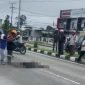 Tangkapan layar video memperlihatkan anggota Polres Mimika yang alami kecelakaan. 