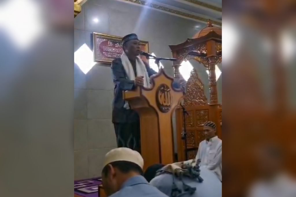 Tangkapan layar video arahan Pj Bupati Puncak Jaya, Tumiran, kepada warga masyarakat nusantara selepas salat Jumat di Masjid Al-Mujahidin Mulia. (Foto: Istimewa/Diskominfo Puncak Jaya)