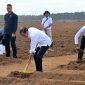 Presiden Joko Widodo melakukan penanaman tebu perdana di PT Global Papua Abadi, Kampung Sermayam, Distrik Tanah Miring, Kabupaten Merauke, Provinsi Papua Selatan, Selasa (23/7/2024). (Foto: Istimewa/BPMI Setpres)